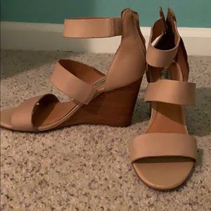 tan opened toed strappy wedges